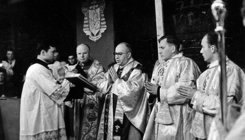 Powiększ obraz: Kardynał Bolesław Kominek w trakcie mszy polowej