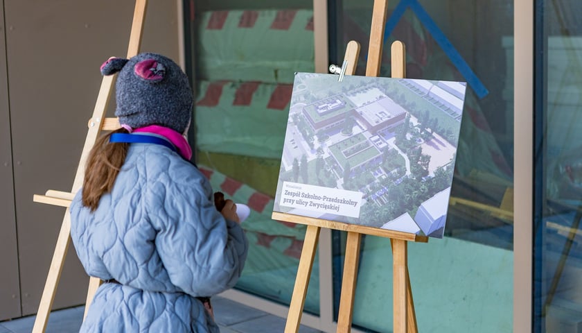 Powiększ obraz: Dzień otwarty na budowie zespołu szkolno-przedszkolnego przy ul. Cynamonowej