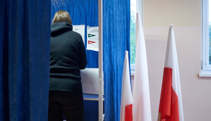 Powiększ obraz: Głosowanie we Wrocławiu. Zdjęcie ilustracyjne