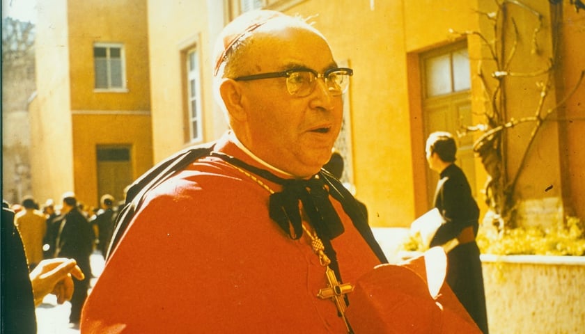 Powiększ obraz: Na zdjęciu biskup Bolesław Kominek najprawdopodobniej w Rzymie