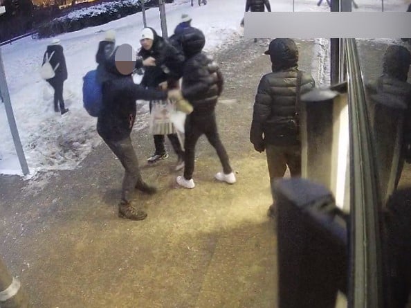 Trzech mężczyzn atakuje człowieka, zdjęcie z monitoringu