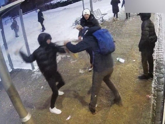 Trzech mężczyzn atakuje człowieka, zdjęcie z monitoringu