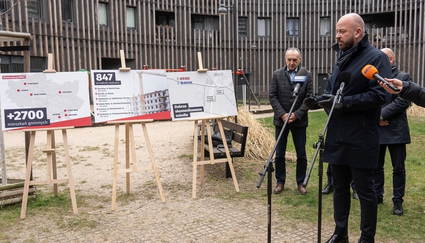 Powiększ obraz: <p>Prezydent Jacek Sutryk ogłasza na Żernikach wybudowanie nowych mieszkań</p>