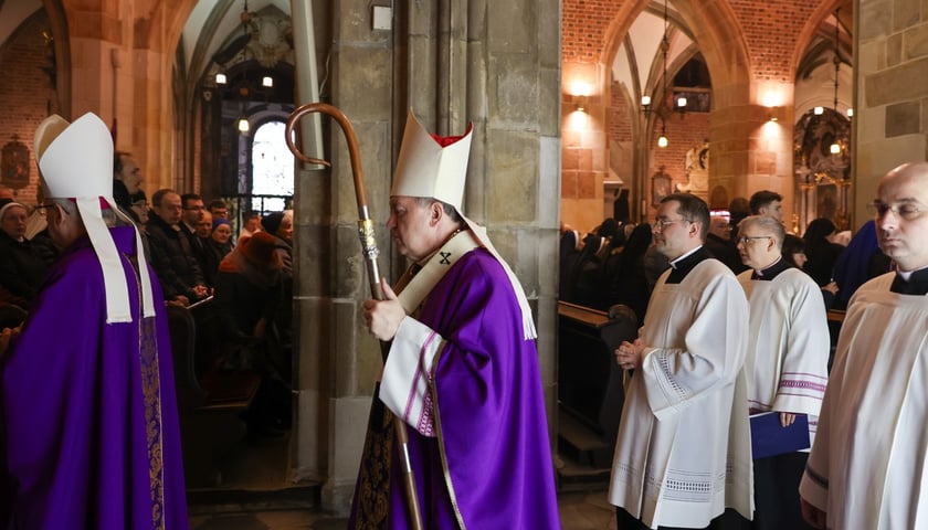 Uroczystości pogrzebowe arcybiskupa Mariana Gołębiewskiego w katedrze na Ostrowie Tumskim we Wrocławiu