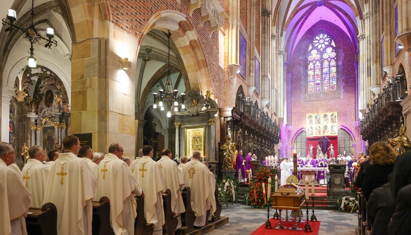 Powiększ obraz: Uroczystości pogrzebowe arcybiskupa Mariana Gołębiewskiego w katedrze na Ostrowie Tumskim we Wrocławiu