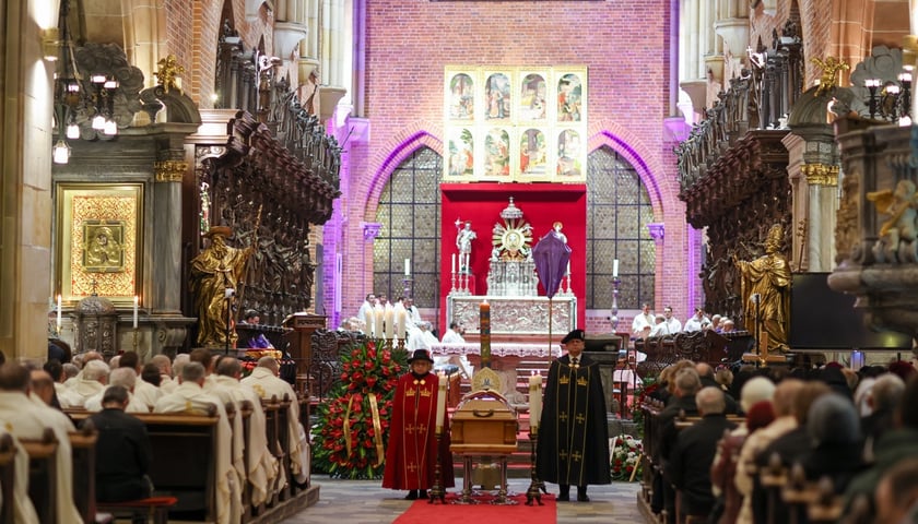 Uroczystości pogrzebowe arcybiskupa Mariana Gołębiewskiego w katedrze na Ostrowie Tumskim we Wrocławiu