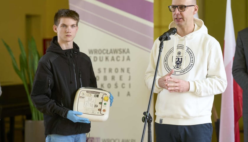 Powiększ obraz: <p>Konferencja prasowa przekazania szkole LZN przy ul. Kiełczowskiej defibrylator&oacute;w. Podczas konferencji uczmniowie zorganizowali pokaz udzielania pierwszej pomocy&nbsp;&nbsp;</p>