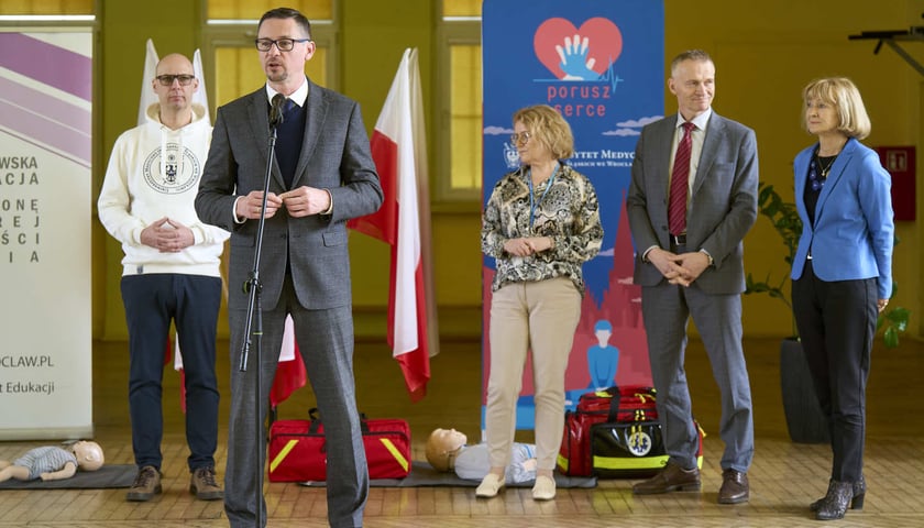 Powiększ obraz: <p>Konferencja prasowa przekazania szkole LZN przy ul. Kiełczowskiej defibrylator&oacute;w. Podczas konferencji uczmniowie zorganizowali pokaz udzielania pierwszej pomocy&nbsp;&nbsp;</p>