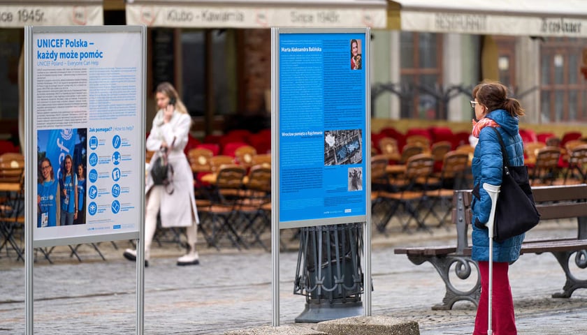 Powiększ obraz: Plenerowa wystawa we Wrocławiu poświęcona Ludwikowi Rajchmanowi, twórcy UNICEF
