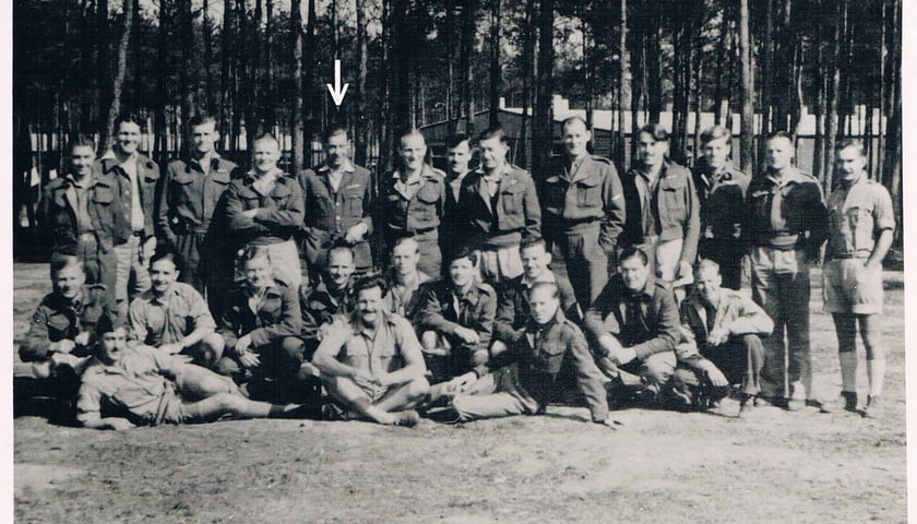 Powiększ obraz: <p>Lotnicy przetrzymywani w obozie Luft 3. Strzałką zaznaczony Bushell</p>