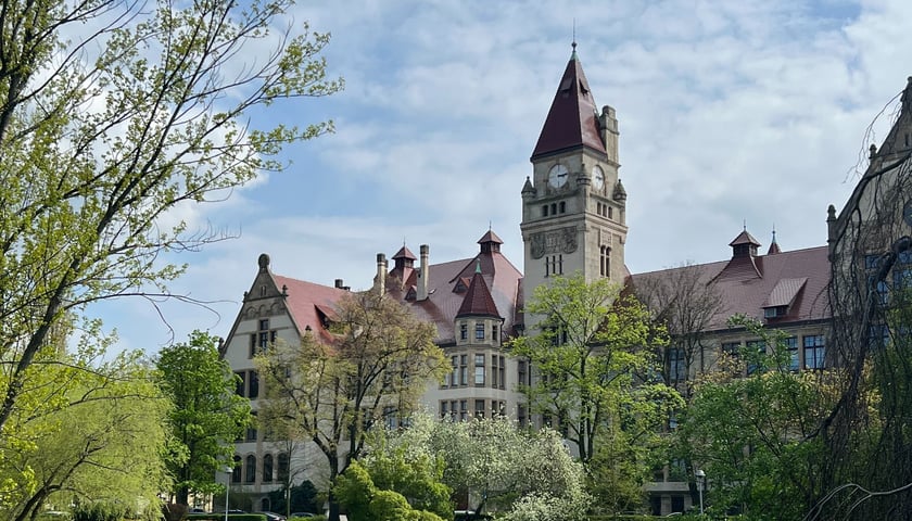 Powiększ obraz: <p>Na zdjęciu park Stanisława Tołpy z widokiem na budynek Wydziału Architektury Politechniki Wrocławskiej.</p>