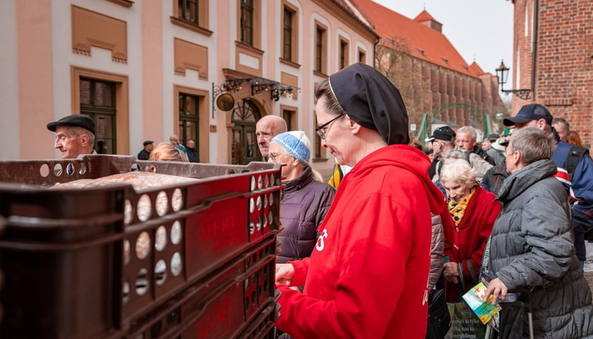 Caritas rozdał ubogim 600 paczek