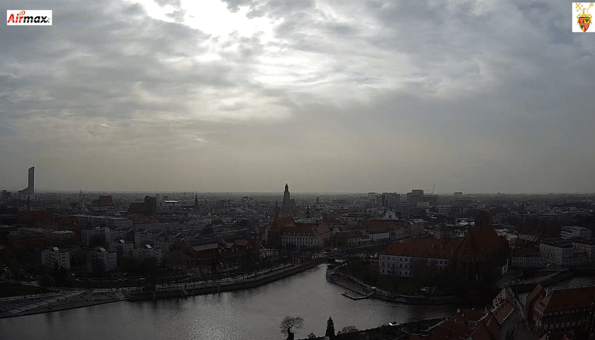 Powiększ obraz: Widok z kamery na panoramę Wrocławia i żółty pył unoszący się nad miastem