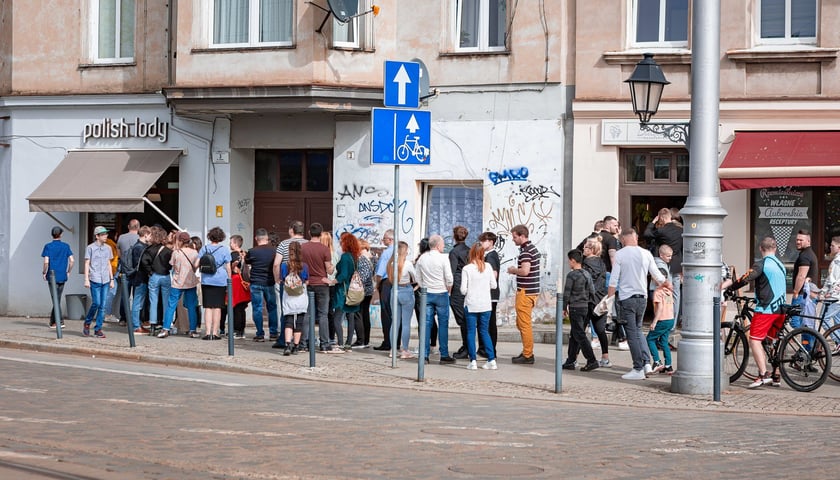 Powiększ obraz: W niedzielę wielkanocną do lodziarni na pl. Bema kolejka była długa.