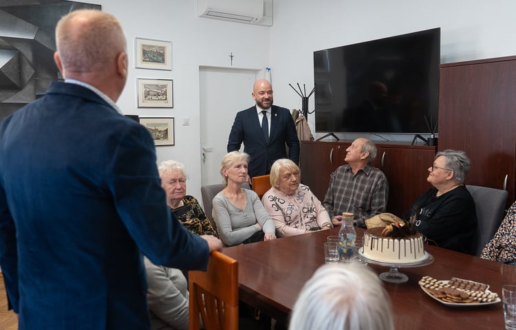 Powiększ obraz: Lokatorzy dawnych mieszkań zakładowych podczas spotkania w Urzędzie Miejskim we Wrocławiu