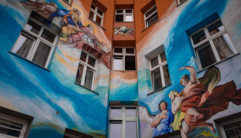 Powiększ obraz: Wrocławskie Nadodrze. Kolorowe podwórko