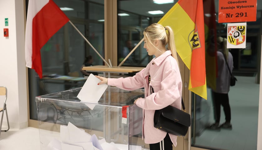 Ostatnie chwile głosowania na wrocławskim Jagodnie - w Komisjach nr 291 i 292