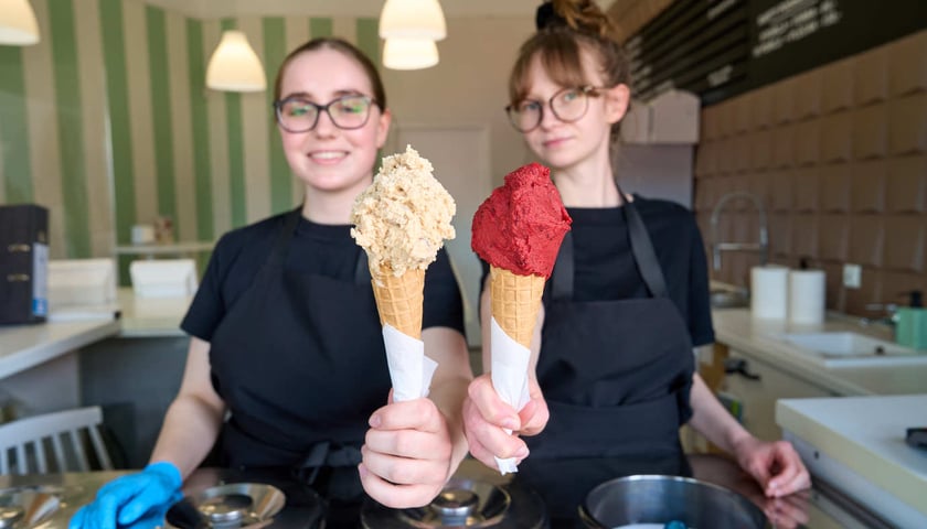 Powiększ obraz: <p>Polish Lody - Galeria Wroclavia, plac Bema, ul. Vespucciego 16A, ul. Oławska 11, ul. Długosza 74, ul. Hubska 8</p>
<p> </p>
