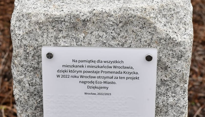 Promenada Krzycka, pamiątkowa tabliczka