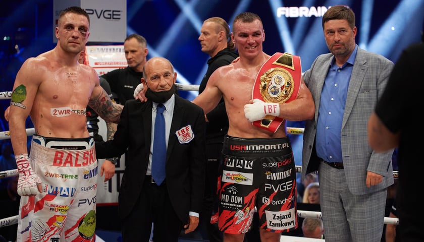 Powiększ obraz: <p>Adam Bąkalski i Mateusz Masternak (z pasem zwycięzcy) po walce w Rzeszowie </p>