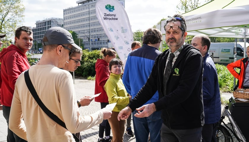 Powiększ obraz: Pracownicy Zarządu Zieleni Miejskiej rozdają koło Galerii Dominikańskiej saszetki z nasionami rośli dla owadów zapylaczy