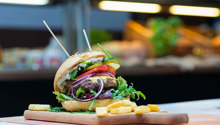 Powiększ obraz: Na zdjęciu burger z restauracji Przystanek Wrocek. To jedno z nielicznych miejsce, które działają po kuchennych rewolucjach.