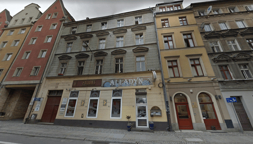 Powiększ obraz: Na zdjęciu dawna restauracja Alladin's we Wrocławiu. Miejsce zostało zamknięte krótko po emisji odcinka w telewizji.