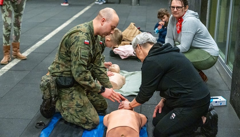 Żołnierze 10 Wrocławskiej Brygady Łączności we Wrocławiu zorganizowali szkolenie wojskowe dla mieszkańców