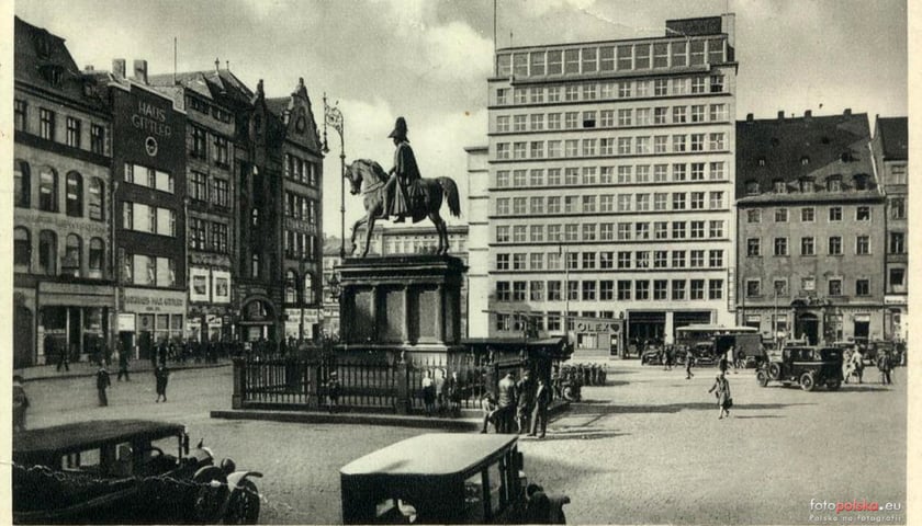 Powiększ obraz: Lata 1930-1935 , pomnik Fryderyka II Wielkiego na początku lat 30. XX w. w Rynku