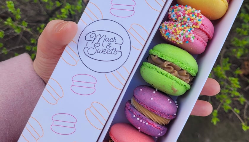 Powiększ obraz: W Macs&Sweets zjemy makaroniki pistacjowe, o smaku lemoniady cytrynowo-truskawkowej czy karmelu z popcornem.