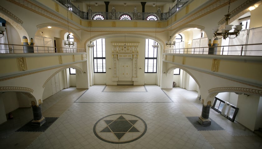 Budynki i obiekty zaprojektowane przez braci Ehrlichów we Wrocławiu. Wnętrze synagogi pod Białym Bocianem