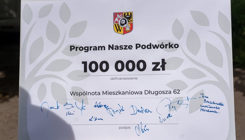 Powiększ obraz: <p>Konferencja prasowa (29 kwietnia) z okazji przystąpienia pierwszego beneficjenta, Wsp&oacute;lnoty Mieszkaniowej Długosza 62, do miejskiego programy "Nasze Podw&oacute;rko"</p>