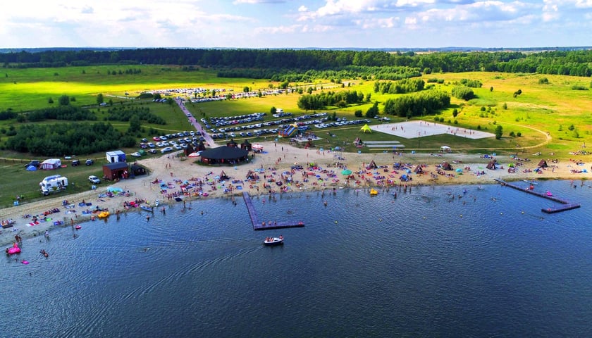 Powiększ obraz: Zalew Stradomia to jedna z największych atrakcji Gminy Syców. Znajdziemy tam 300 metrów piaszczystej plaży.