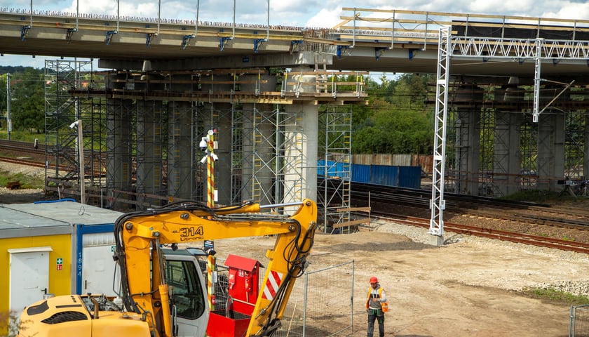 Budowa wiaduktu nad torami kolejowymi w ciągu ul. 11 Listopada - obwodnicy Leśnicy.
