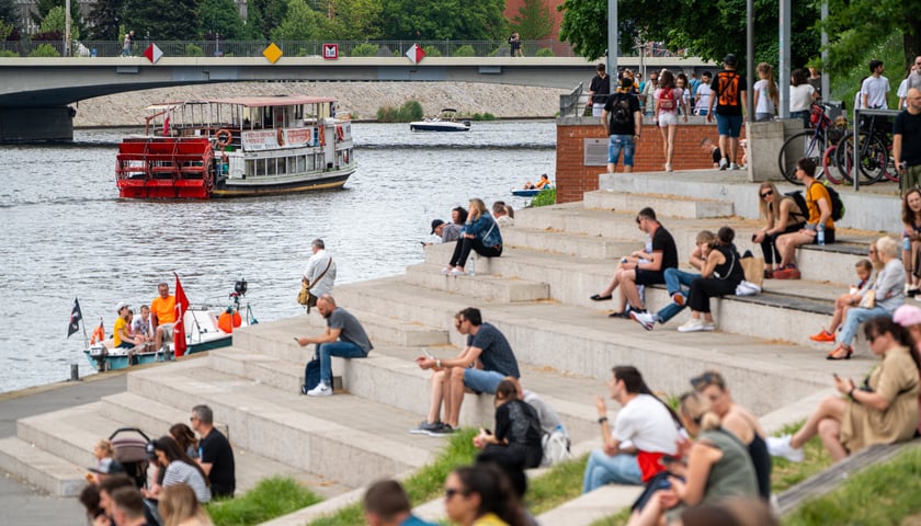 Powiększ obraz: <p>Wrocławianie odpoczywają nad Odrą. Ostatni dzień długiego majowego weekendu (5.05.2024)&nbsp;</p>