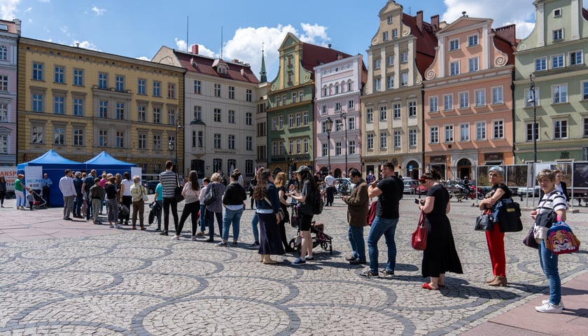 Powiększ obraz: <p>Kolejka do badania sk&oacute;ry na placu Solnym (poprzednie edycje akcji)</p>