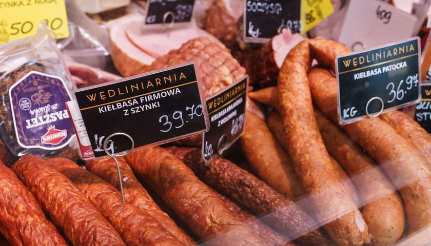 Powiększ obraz: Osiedlowe targowiska są popularne wśród mieszkańców. Zobacz, gdzie znajdują się bazary we Wrocławiu!