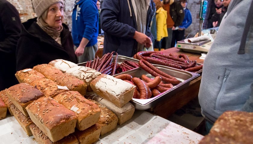 Powiększ obraz: Wrocławski Bazar Smakosza to miejsce, gdzie zaopatrzymy się w ekologiczne mięso i pieczywo. Sprawdź, gdzie jeszcze kupić świeże produkty we Wrocławiu!
