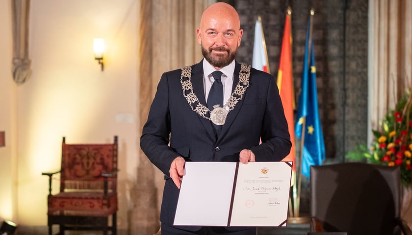 Powiększ obraz: <p>Prezydent Jacek Sutryk po ślubowaniu podczas Sesji Inauguracyjnej Rady Miejskiej Wrocławia</p>