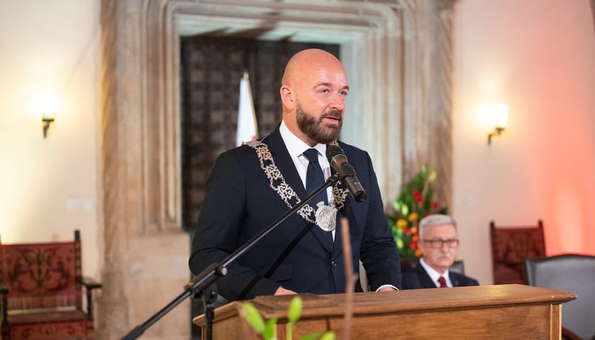 Powiększ obraz: <p>Prezydent Jacek Sutryk po ślubowaniu podczas Sesji Inauguracyjnej Rady Miejskiej Wrocławia</p>