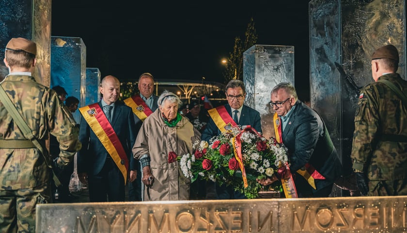 Powiększ obraz: Uroczyste odsłonięcie pomnika Żołnierzy Niezłomnych. Wrocław, 8.05.2024