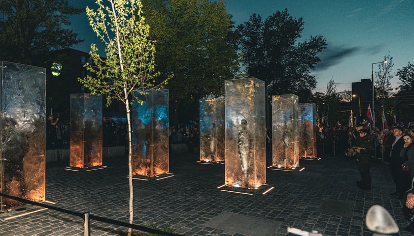Powiększ obraz: Uroczyste odsłonięcie pomnika Żołnierzy Niezłomnych. Wrocław, 8.05.2024