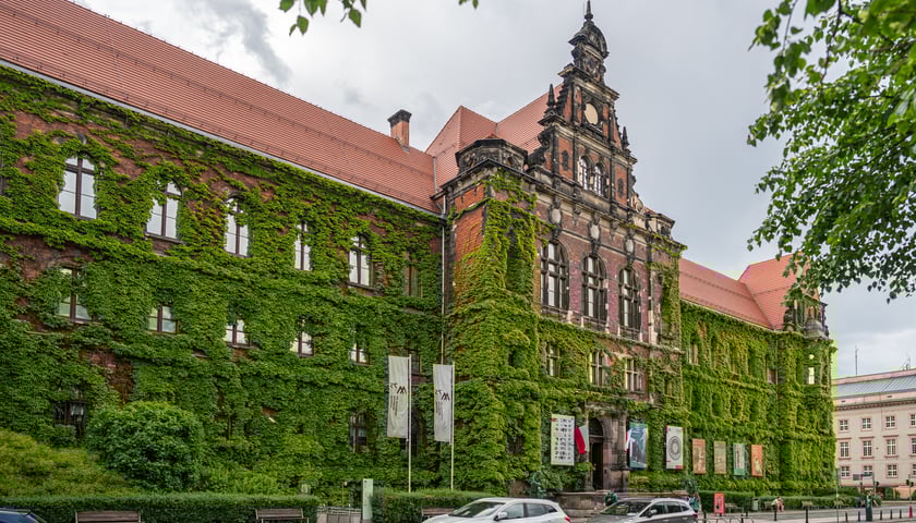 Powiększ obraz: Gmach Główny Muzeum Narodowego we Wrocławiu znany jest z bluszczu, który oplata jego budynek.