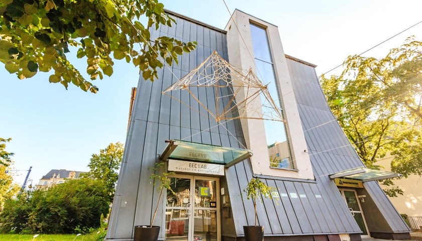 Powiększ obraz: Centrum Sztuki WRO korzysta z nowoczesnych technologii do tworzenia swoich wystaw i wernisaży.