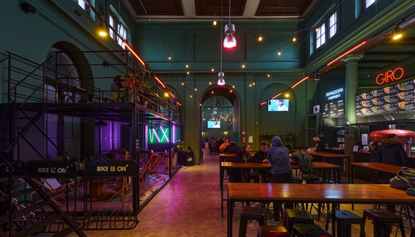Powiększ obraz: Hala Świebodzki to ogromna strefa gastronomiczna we Wrocławiu. Zobacz, gdzie jeszcze spędzisz czas ze znajomymi w stolicy Dolnego Śląska!