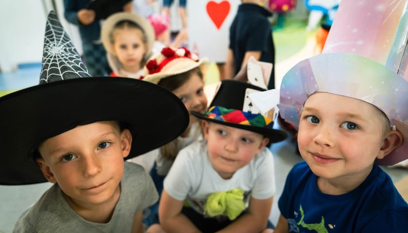Dzień z „Alicją w Krainie Czarów” w Przedszkolu nr 149 „Tęczowa Polanka” we Wrocławiu