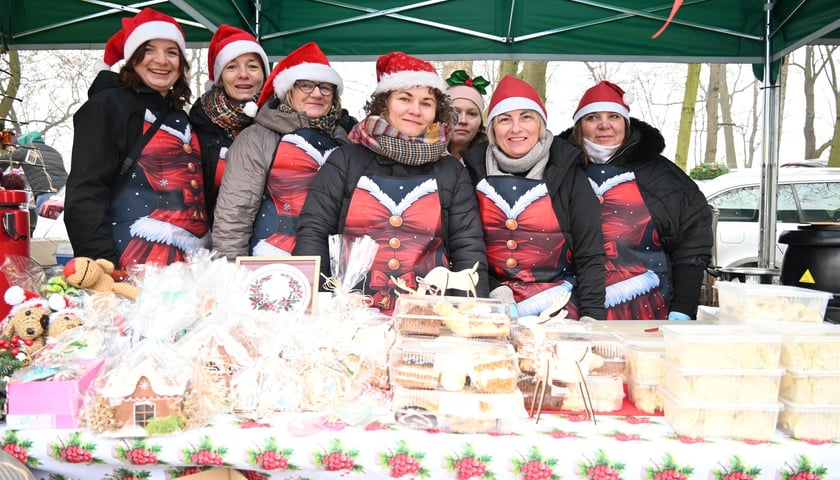 Panie z KGW Jarzębinki z Golędzinowa. Targ Rolny na ul. Zwycięskiej we Wrocławiu, 13 grudnia 2025 r.