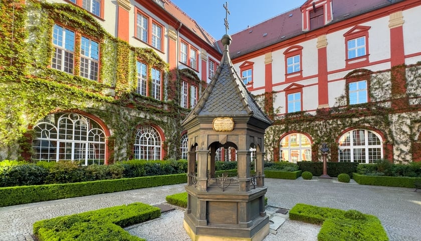 Powiększ obraz: <p>Dziedziniec Ossolineum. To tutaj wręczona zostanie Nagroda Jana Nowaka-Jeziorańskiego 2024</p>