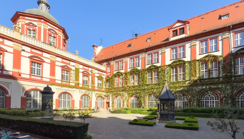 Powiększ obraz: <p>Dziedziniec Ossolineum. To tutaj wręczona zostanie Nagroda Jana Nowaka-Jeziorańskiego 2024</p>