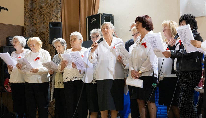 Powiększ obraz: <p>Przegląd pieśni patriotycznych z udziałem przedszkolaków i seniorów</p>